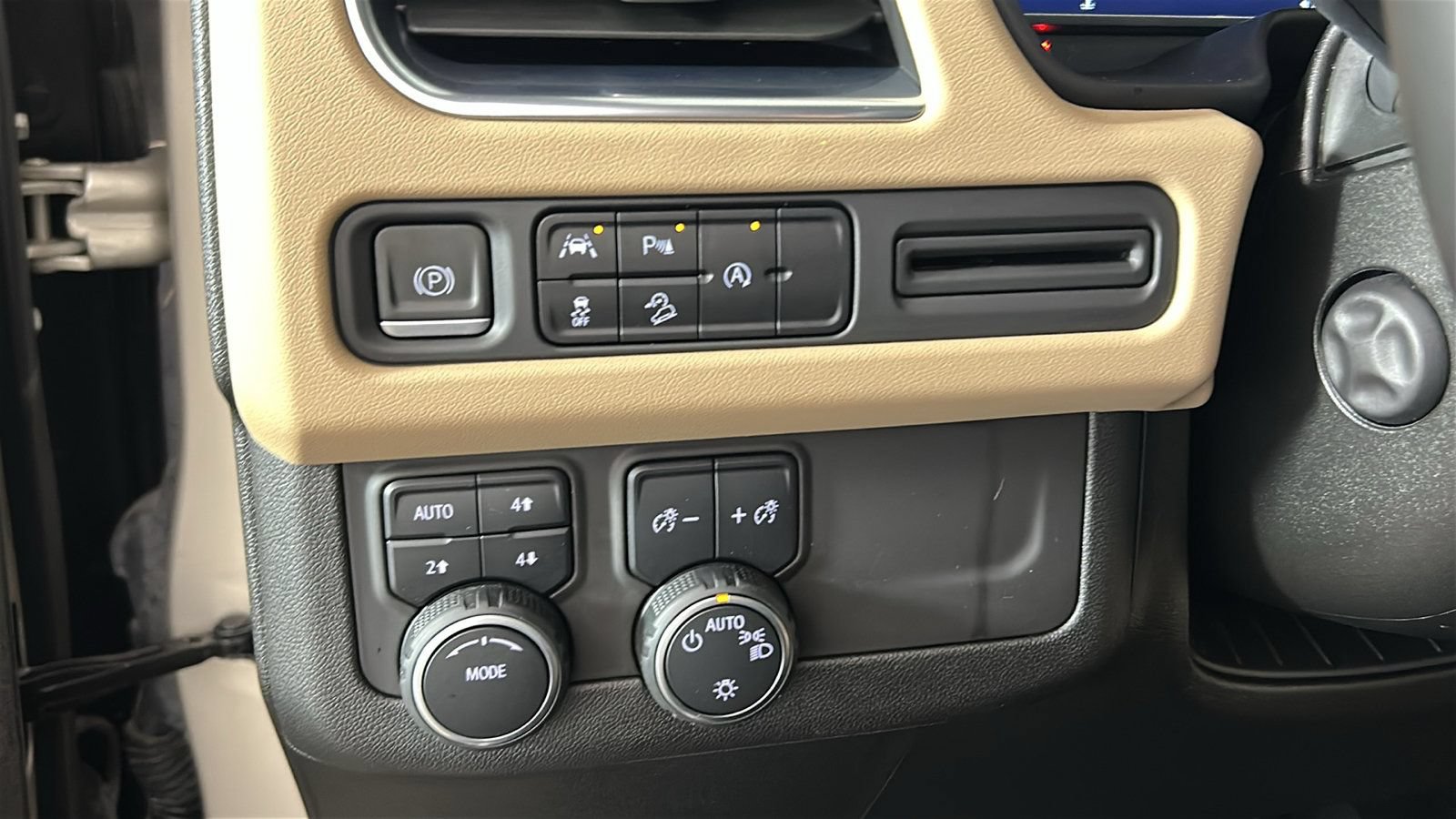 Used 2023 Chevrolet Tahoe Premier AWD/4WD image 23