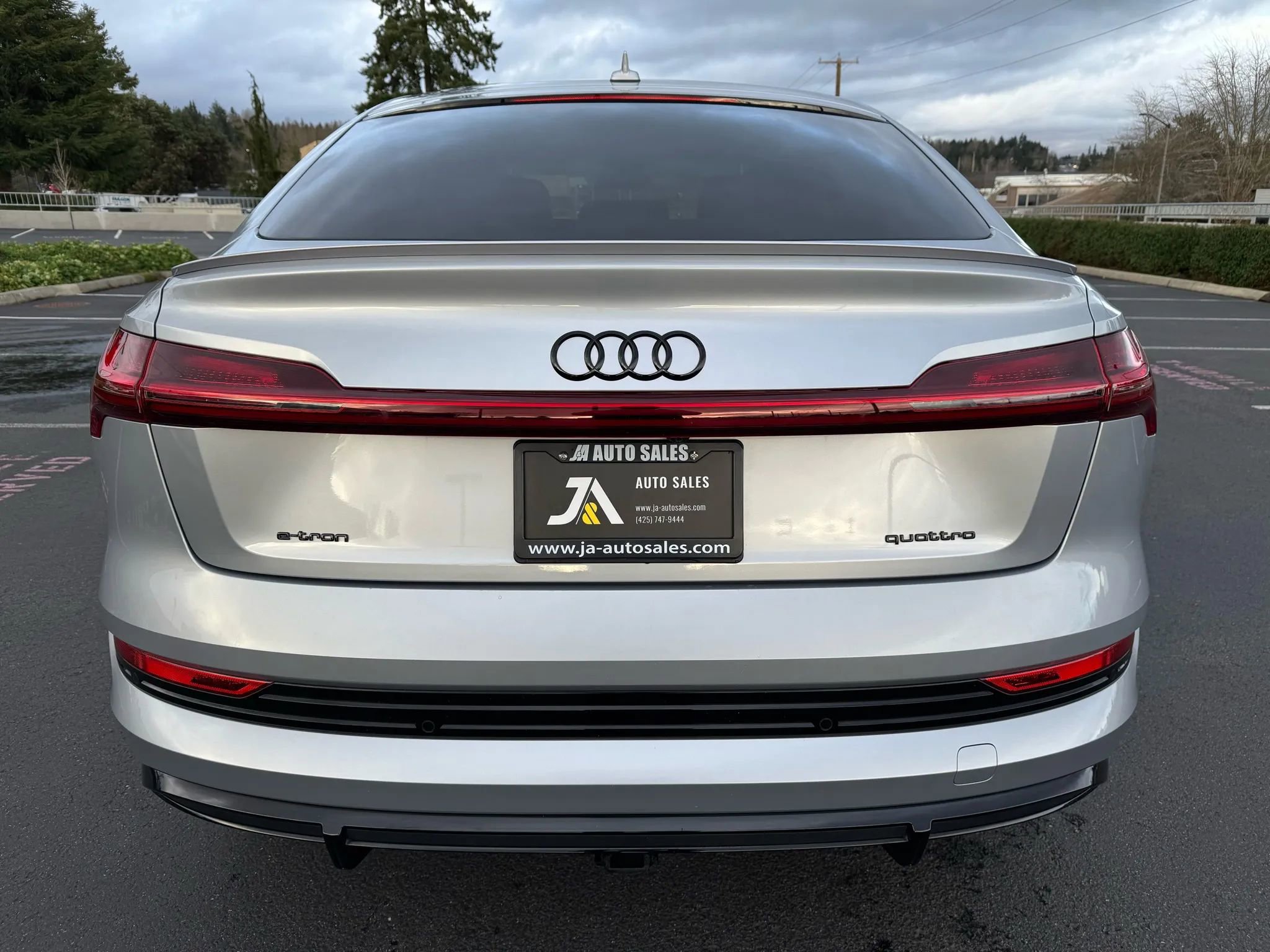 Used 2022 Audi e-tron Premium Plus w/ Premium Plus Package image 9