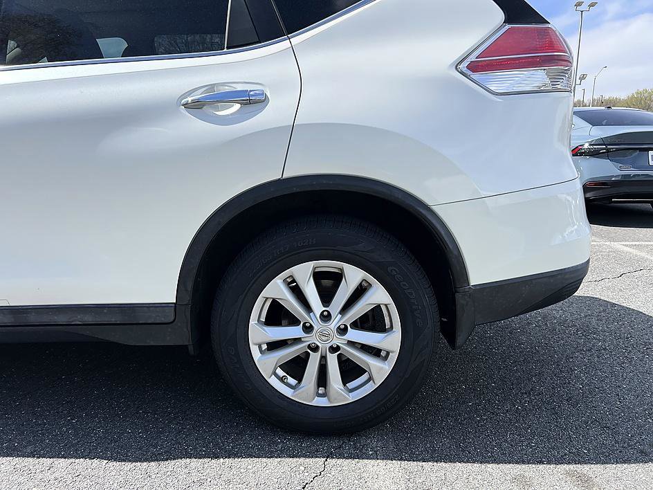 Used 2015 Nissan Rogue SV w/ SV Moonroof Package image 12