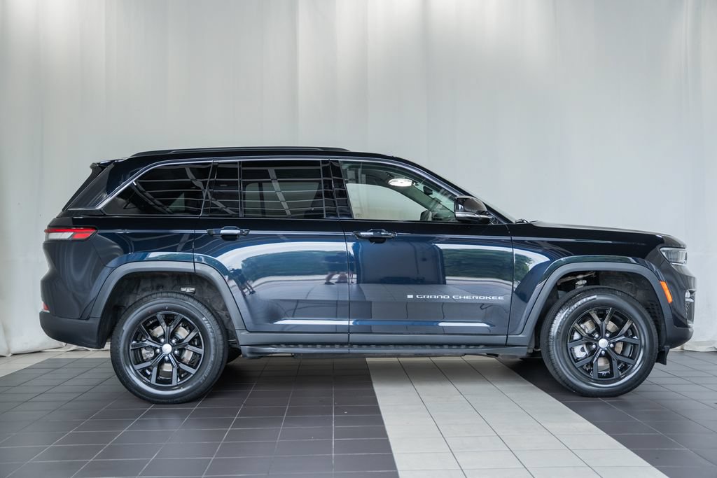 Certified 2023 Jeep Grand Cherokee Limited AWD/4WD image 3