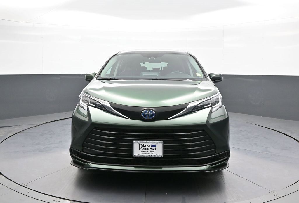 Certified 2021 Toyota Sienna LE image 2