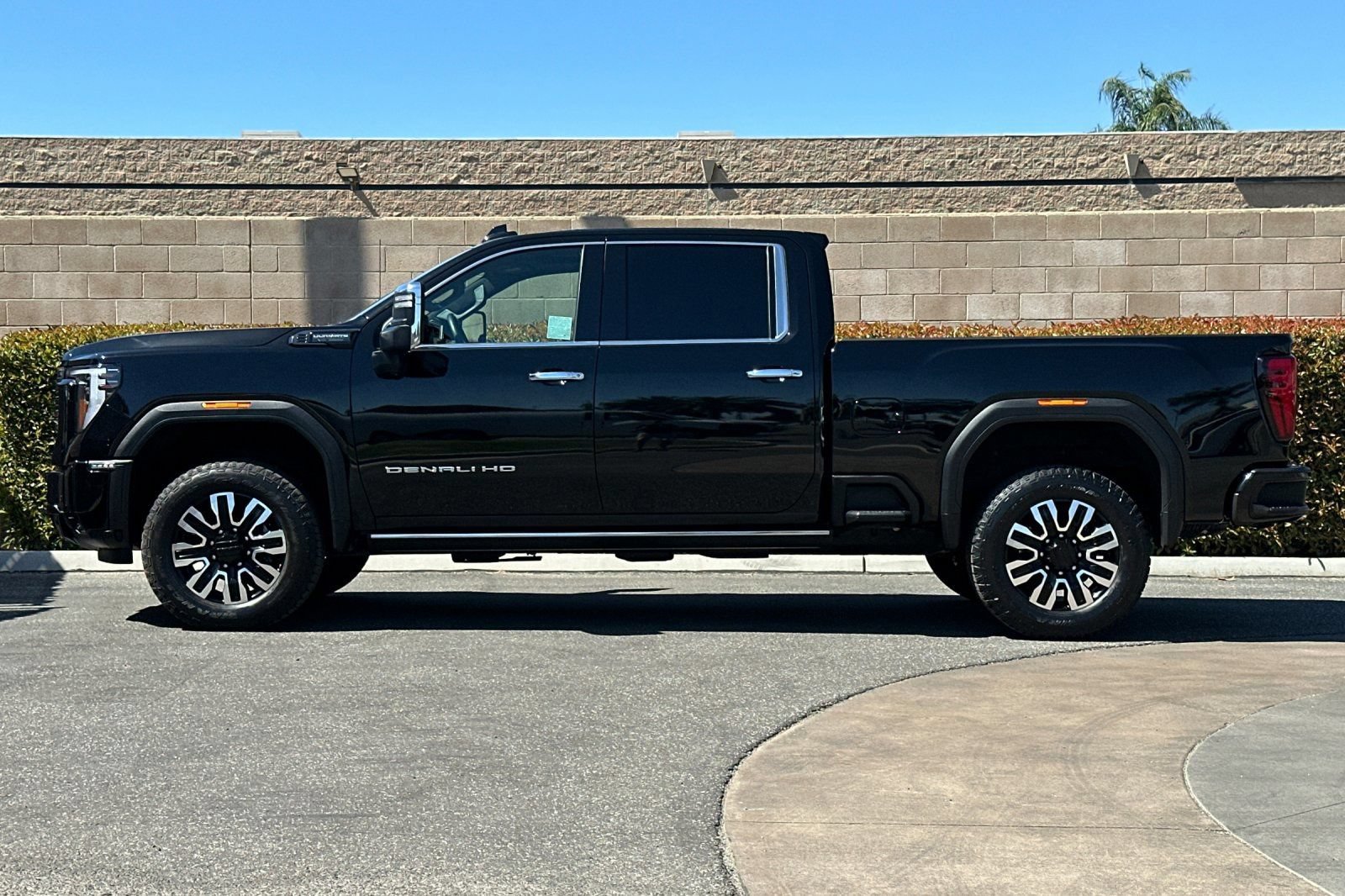 Certified 2025 GMC Sierra 2500 Denali Ultimate AWD/4WD image 7