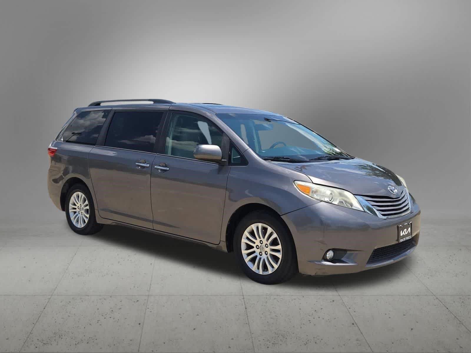 Used 2015 Toyota Sienna XLE w/ XLE Navigation Package FWD image 8