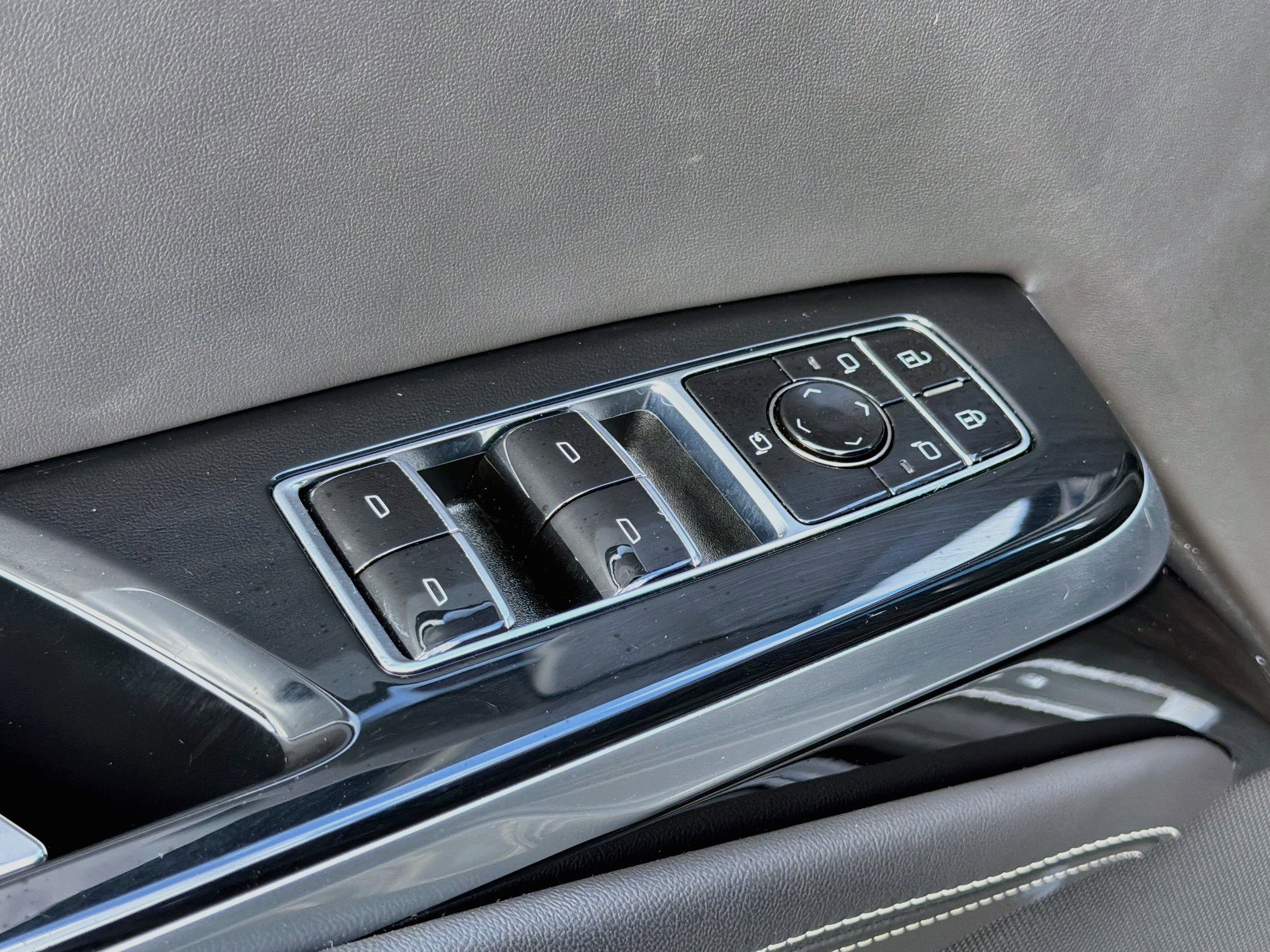 Used 2026 Cadillac Escalade V w/ LPO, ONYX Package AWD/4WD image 25