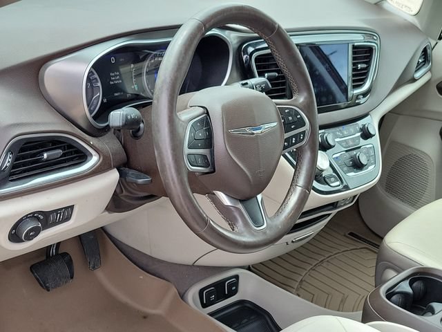 Used 2017 Chrysler Pacifica Touring-L Plus w/ Advanced Safetytec Group FWD image 7