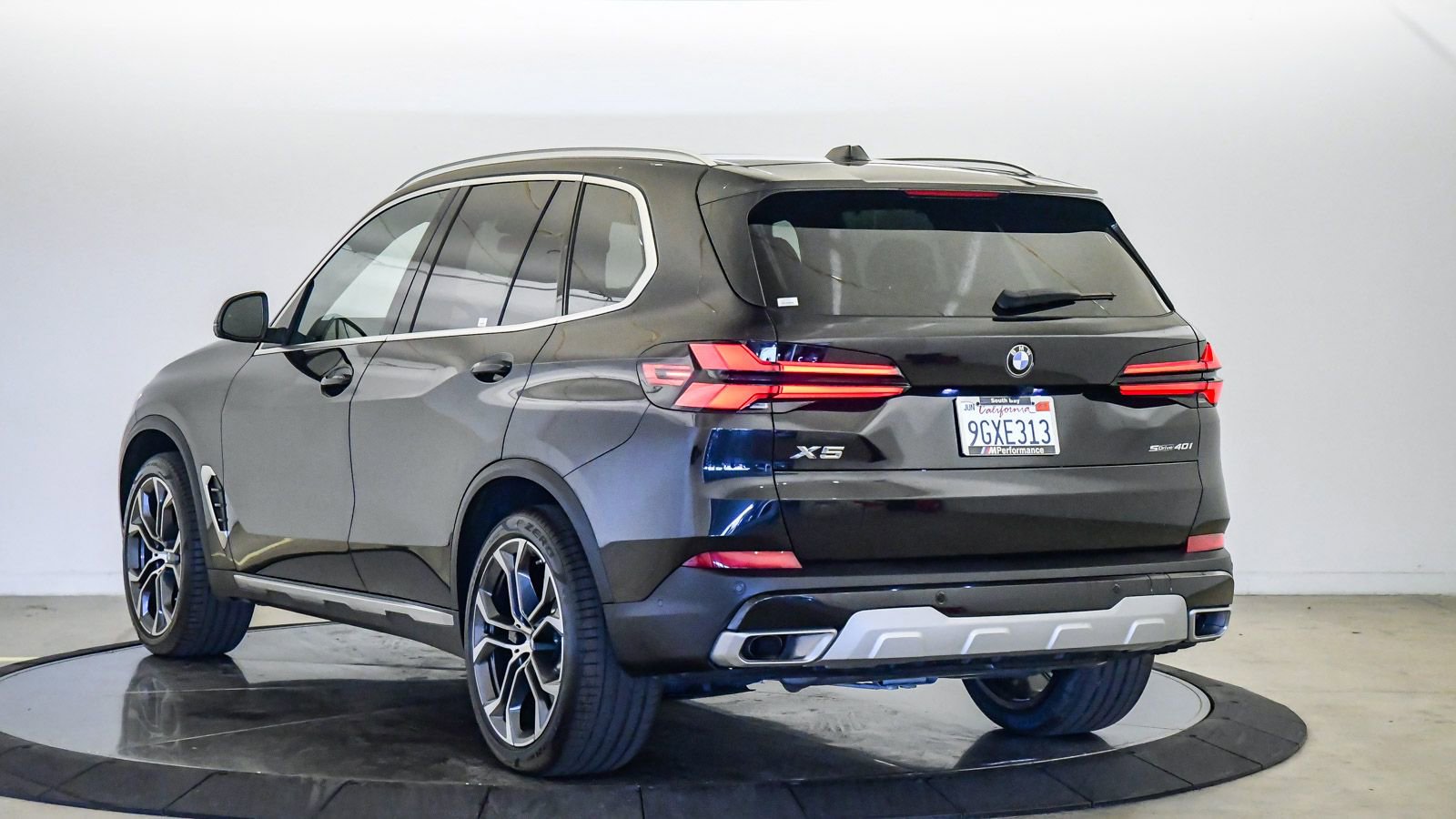 Certified 2024 BMW X5 sDrive40i w/ Parking Assistance Package RWD image 2