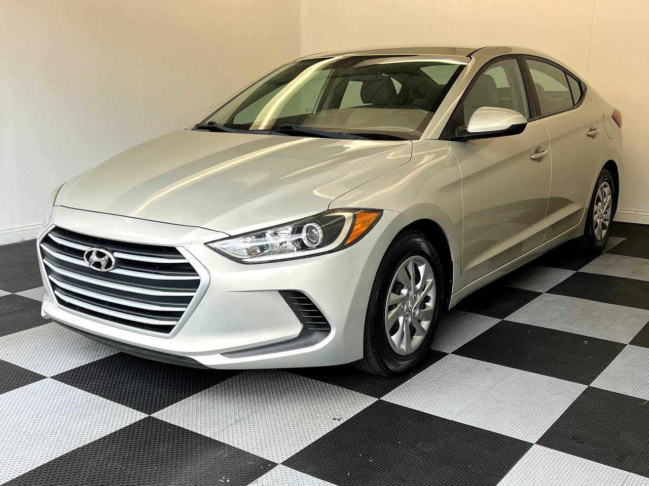 Used 2017 Hyundai Elantra SE image 1