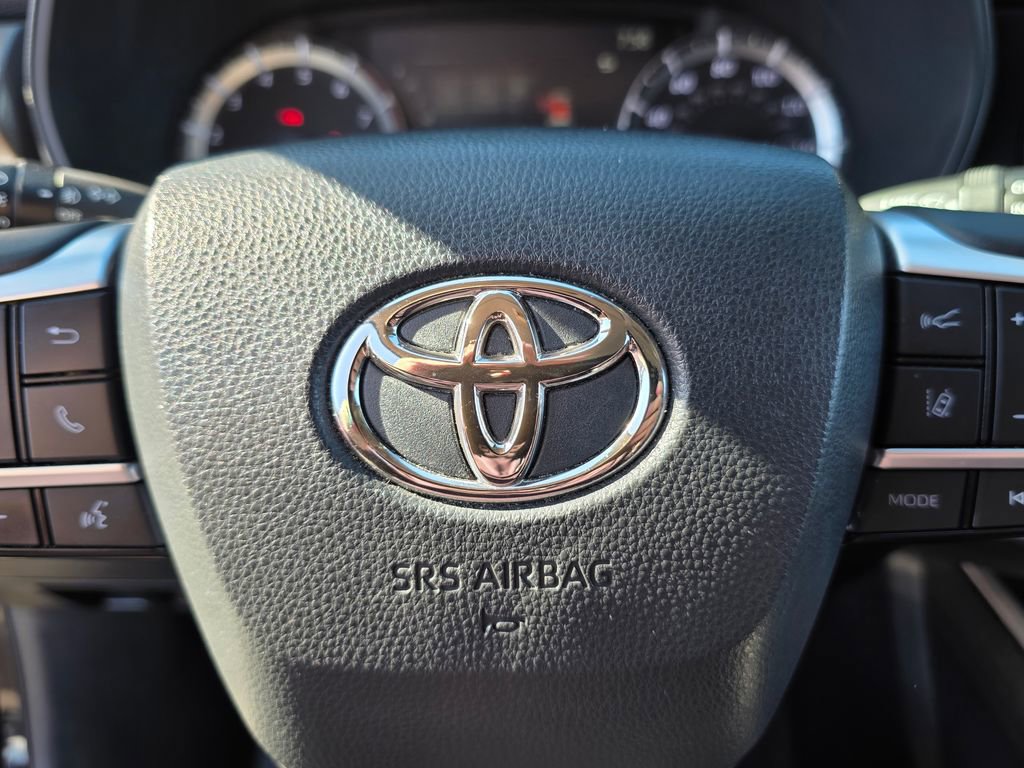 Used 2023 Toyota Highlander LE AWD/4WD image 28