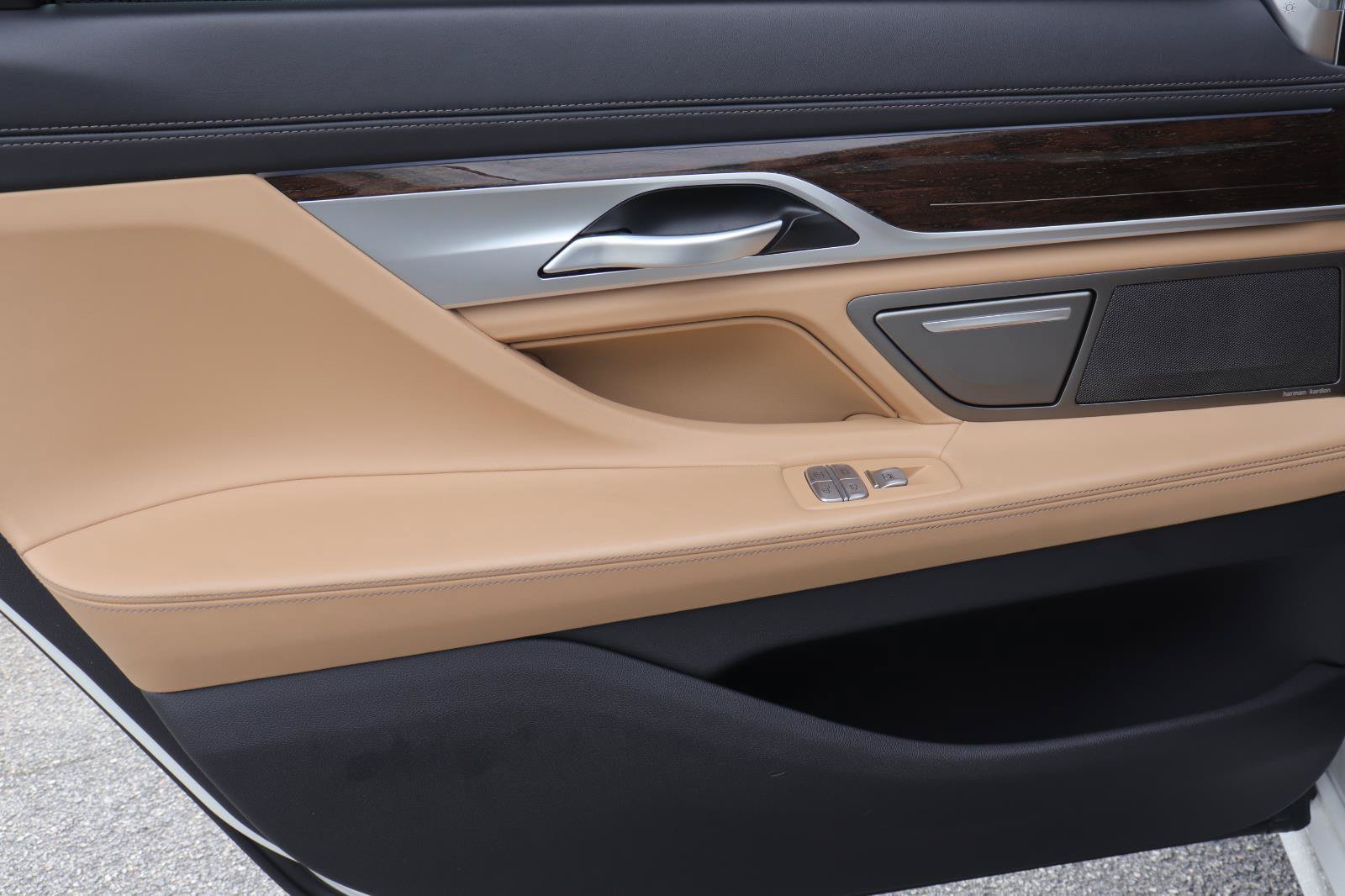 Used 2022 BMW 740i w/ Premium Package RWD image 11