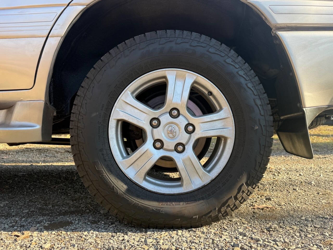 Used 2000 Toyota Land Cruiser Base AWD 4dr SUV image 40