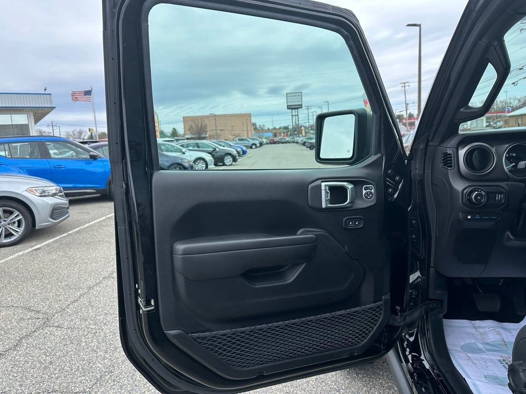 Used 2023 Jeep Wrangler Unlimited w/ Sun & Screen Package image 18