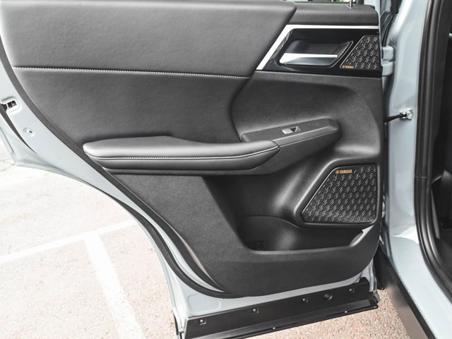 New 2025 Mitsubishi Outlander SE image 9