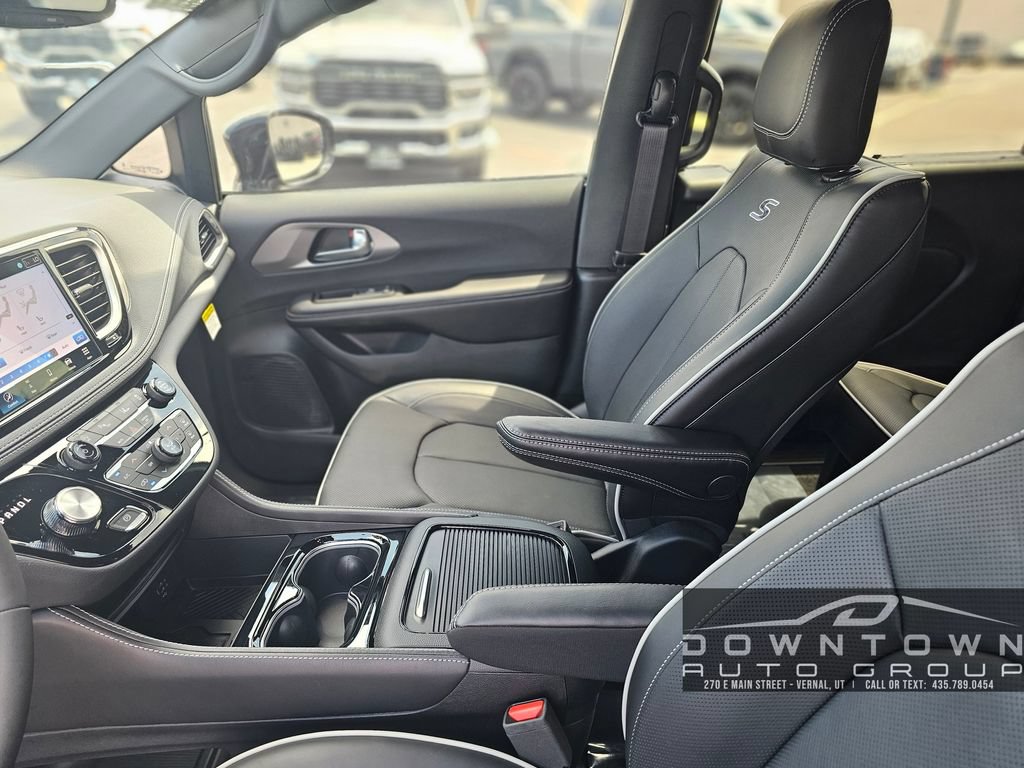 New 2027 Chrysler Pacifica Limited AWD/4WD image 25