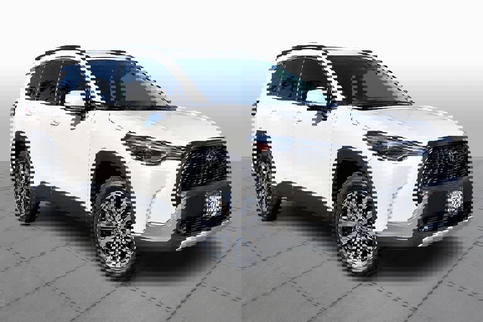 Used 2022 Toyota Corolla Cross XLE w/ Convenience Package image 2