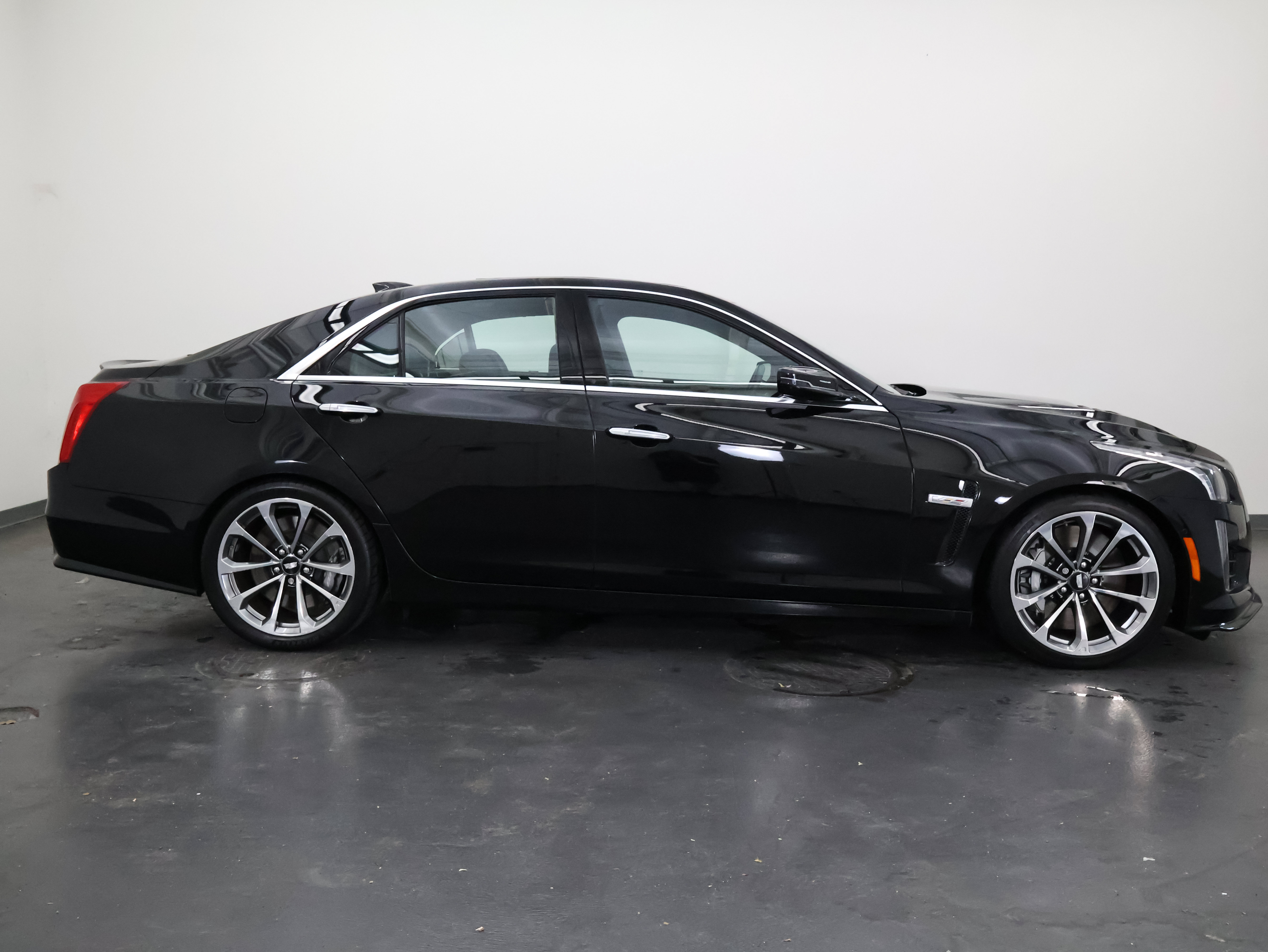 Used 2019 Cadillac CTS V w/ Luxury Package RWD image 2