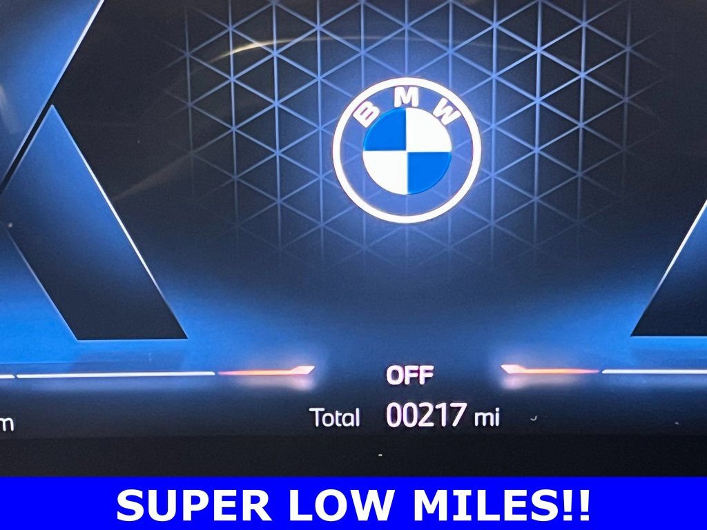 Used 2025 BMW 760i xDrive w/ Premium Package image 2