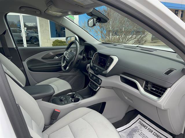 Used 2024 GMC Terrain SLE w/ Driver Convenience Package image 16
