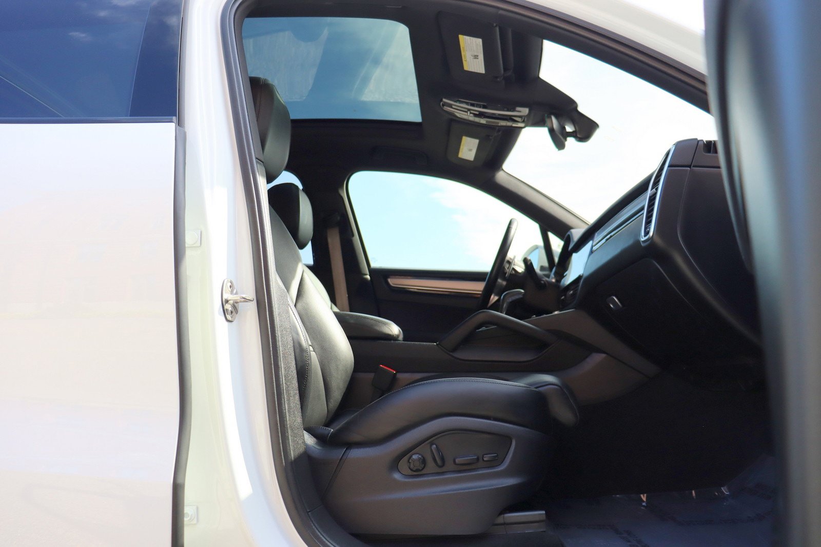 Used 2023 Porsche Cayenne Platinum Edition AWD/4WD image 20