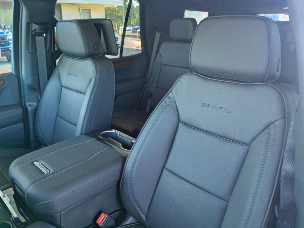 New 2026 GMC Yukon Denali w/ Denali Reserve Package AWD/4WD image 16