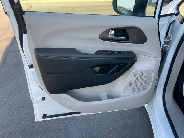 Used 2023 Chrysler Voyager LX FWD image 11