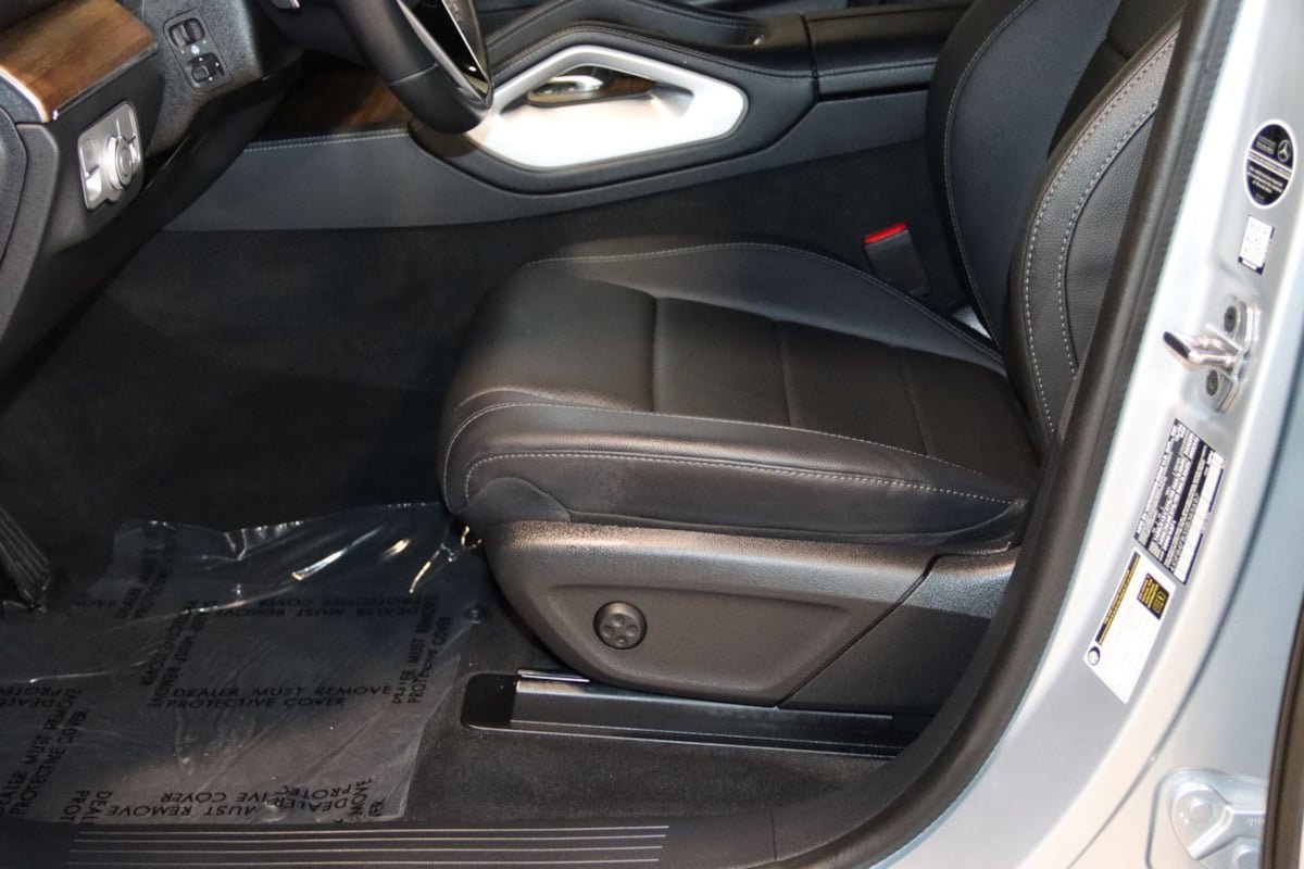 Used 2025 Mercedes-Benz GLE 350 4MATIC w/ Winter Package image 40