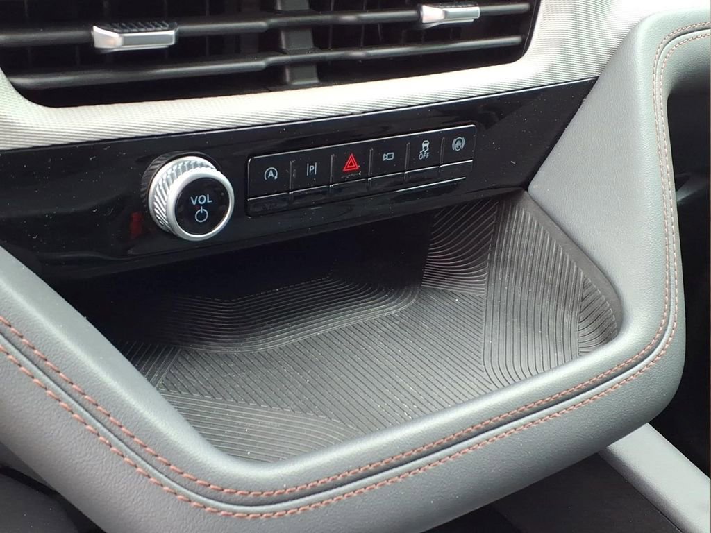Used 2025 Ford Explorer Active AWD/4WD image 7