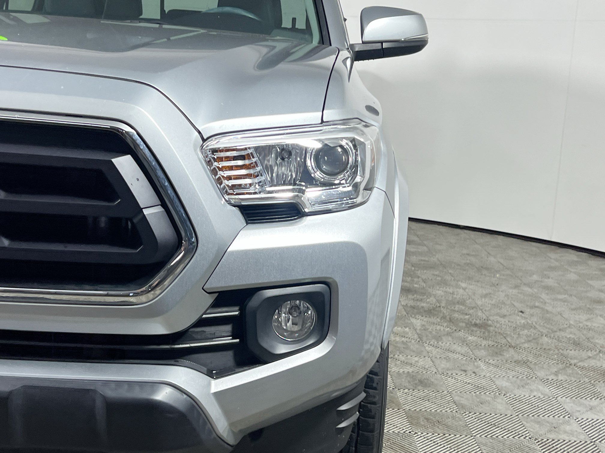 Used 2022 Toyota Tacoma SR5 w/ Technology Package RWD image 11