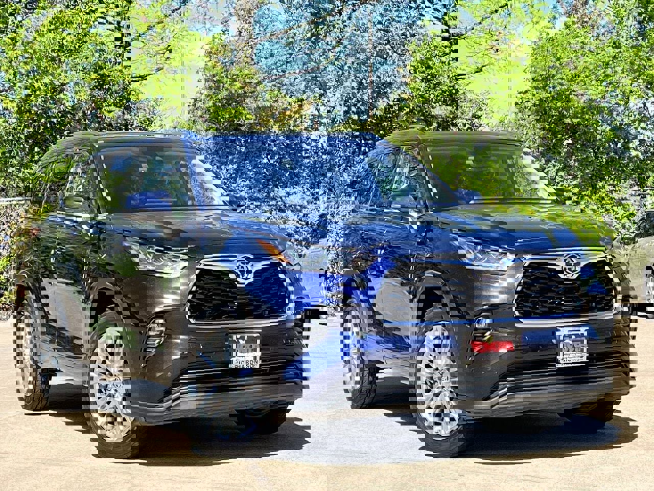 Used 2023 Toyota Highlander Limited FWD image 2