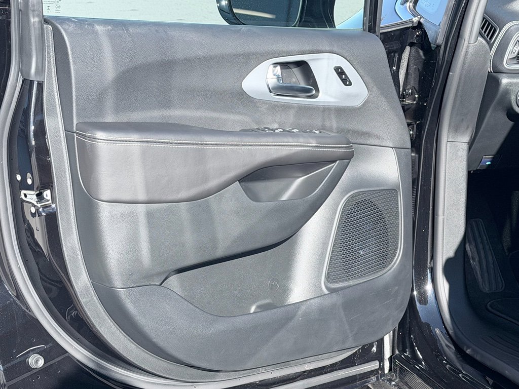 New 2026 Chrysler Pacifica Limited image 26