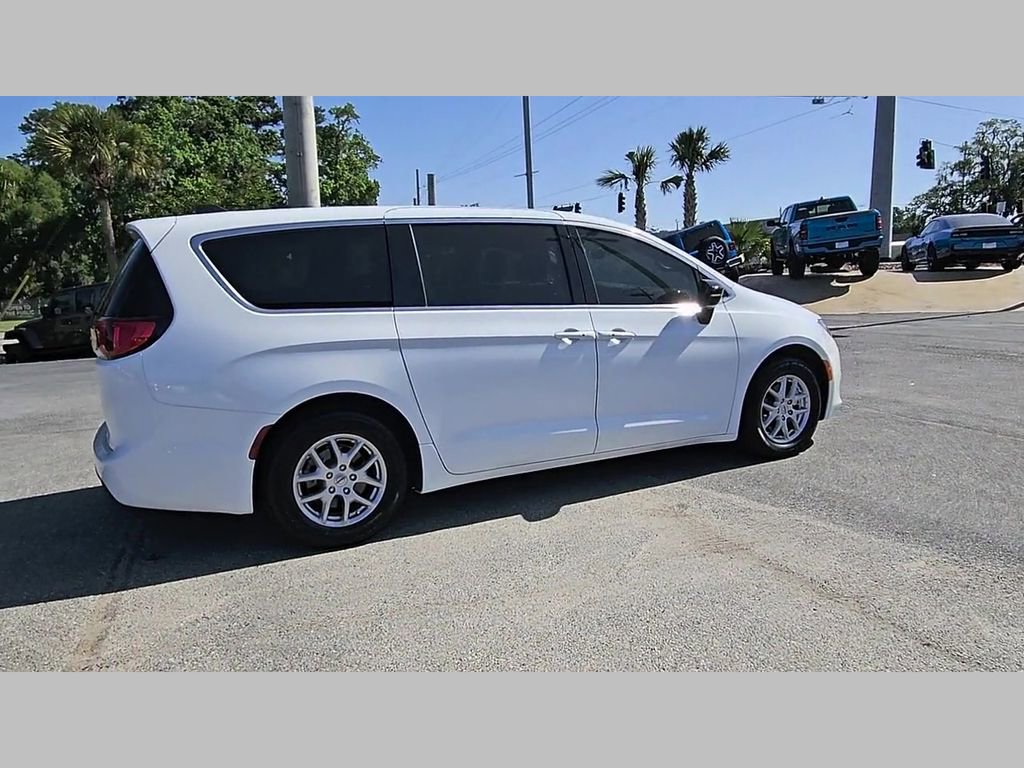 Used 2025 Chrysler Voyager LX FWD image 33