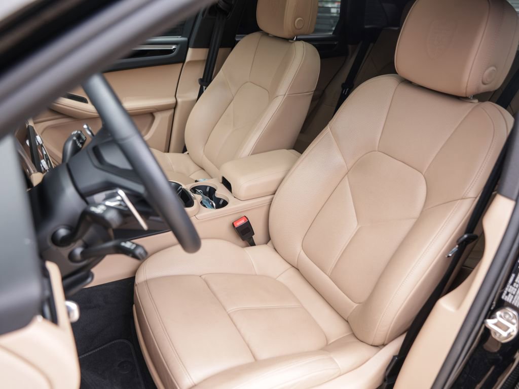 Certified 2025 Porsche Macan image 5