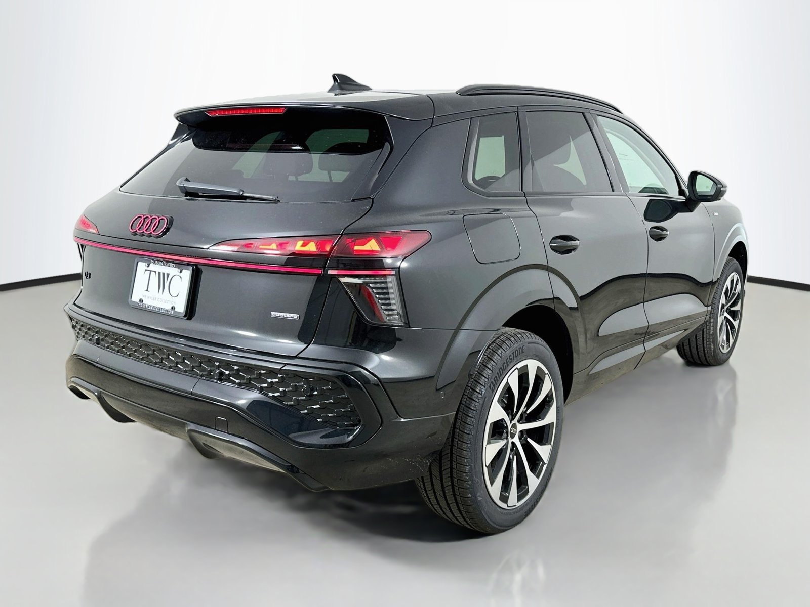 New 2026 Audi Q3 quattro 2.0T AWD/4WD image 5
