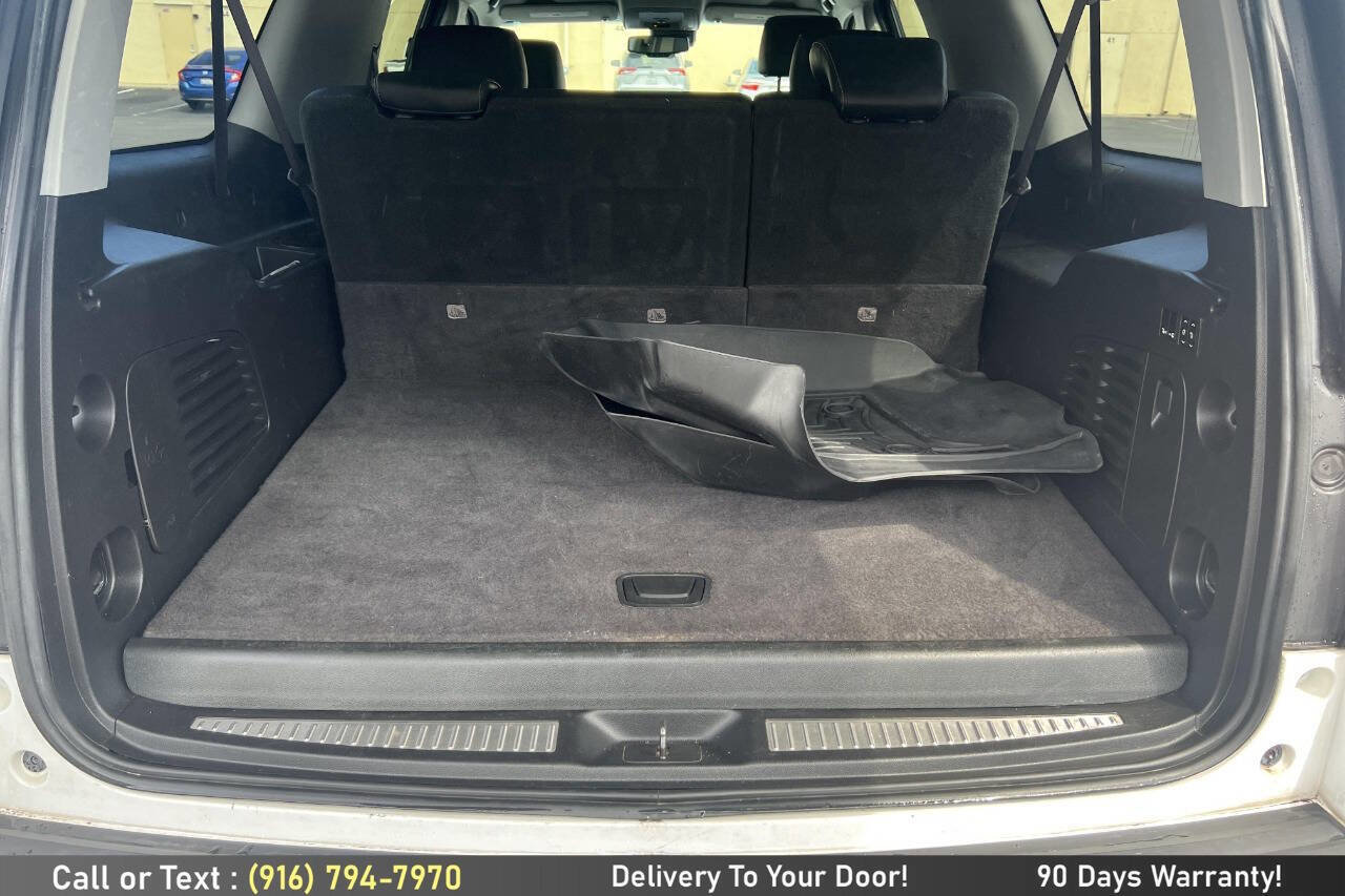 Used 2017 Chevrolet Suburban Premier RWD image 11