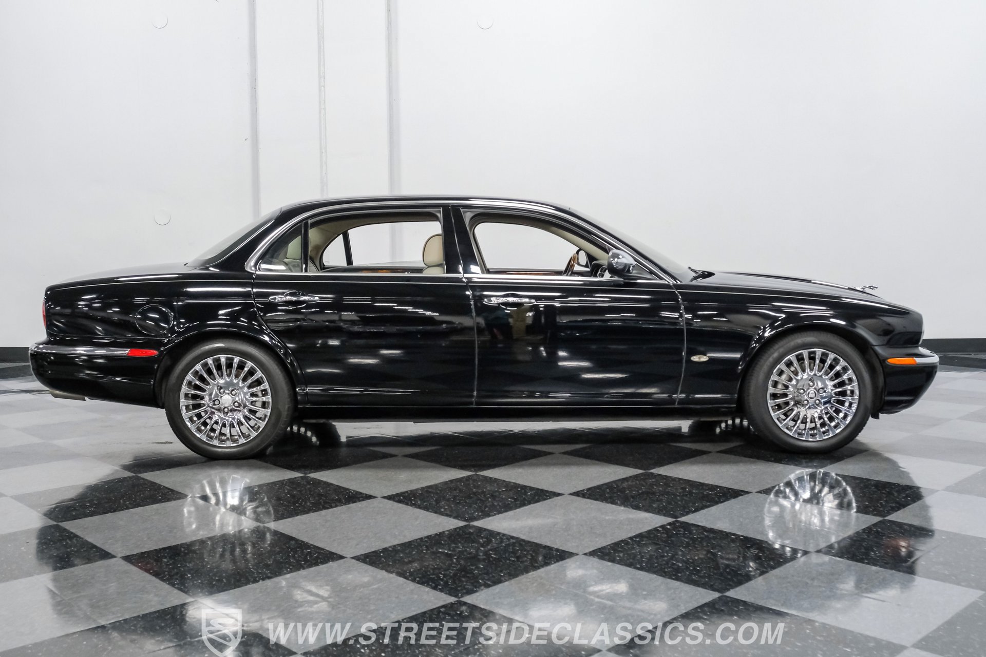 Used 2007 Jaguar XJ8 L RWD image 12