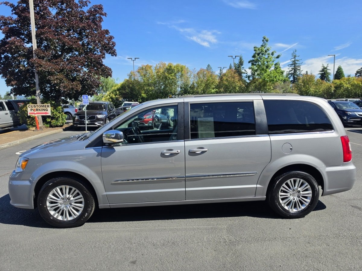 Used 2015 Chrysler Town & Country Touring-L FWD image 3