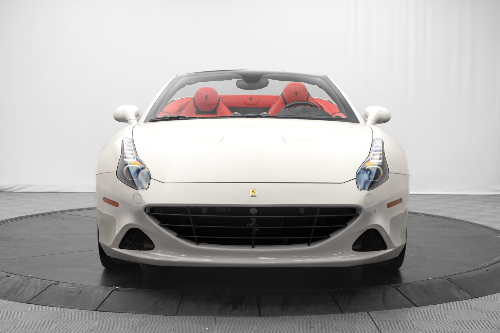 Used 2016 Ferrari California T RWD image 2