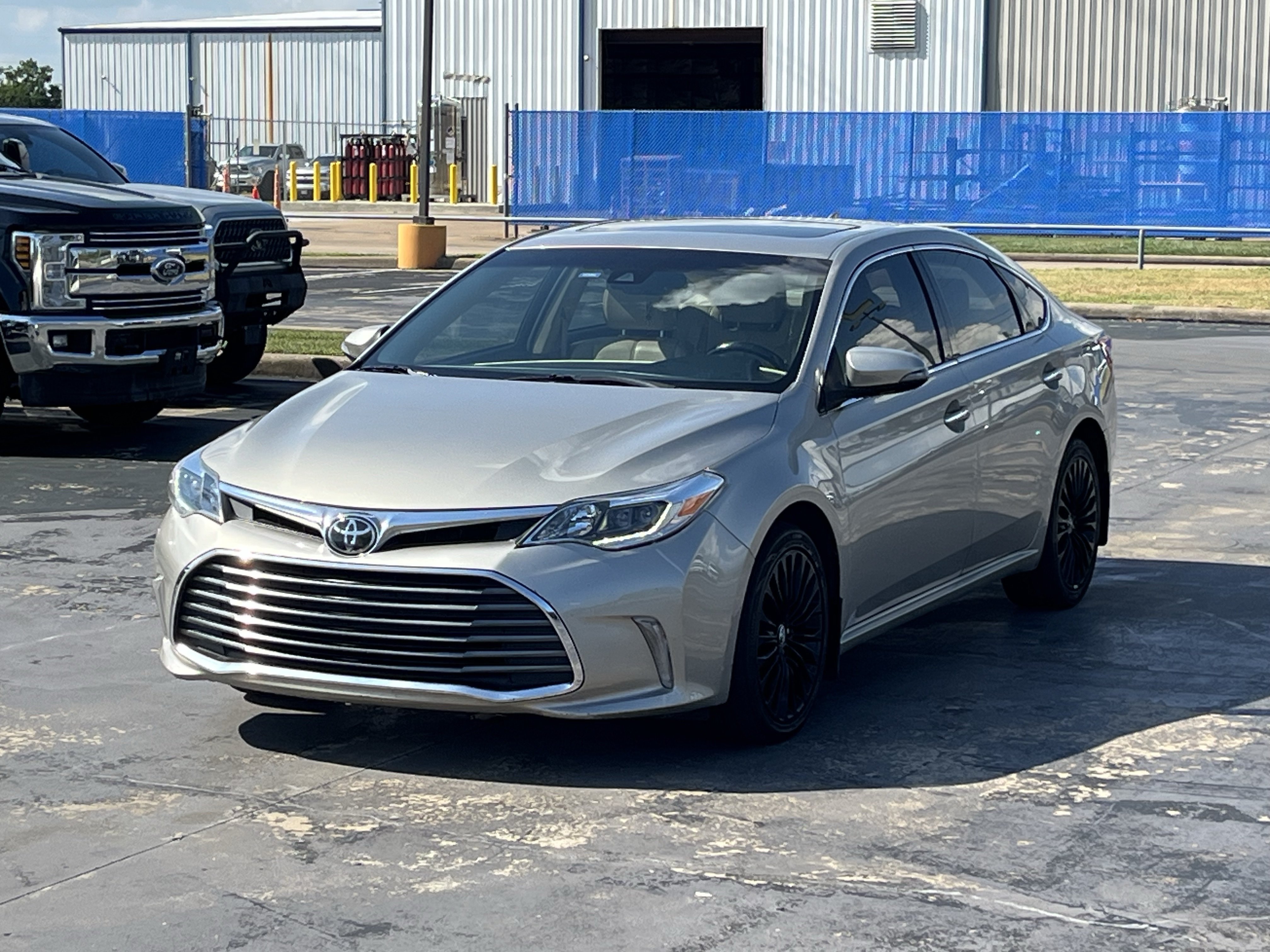 Used 2018 Toyota Avalon Limited FWD image 3
