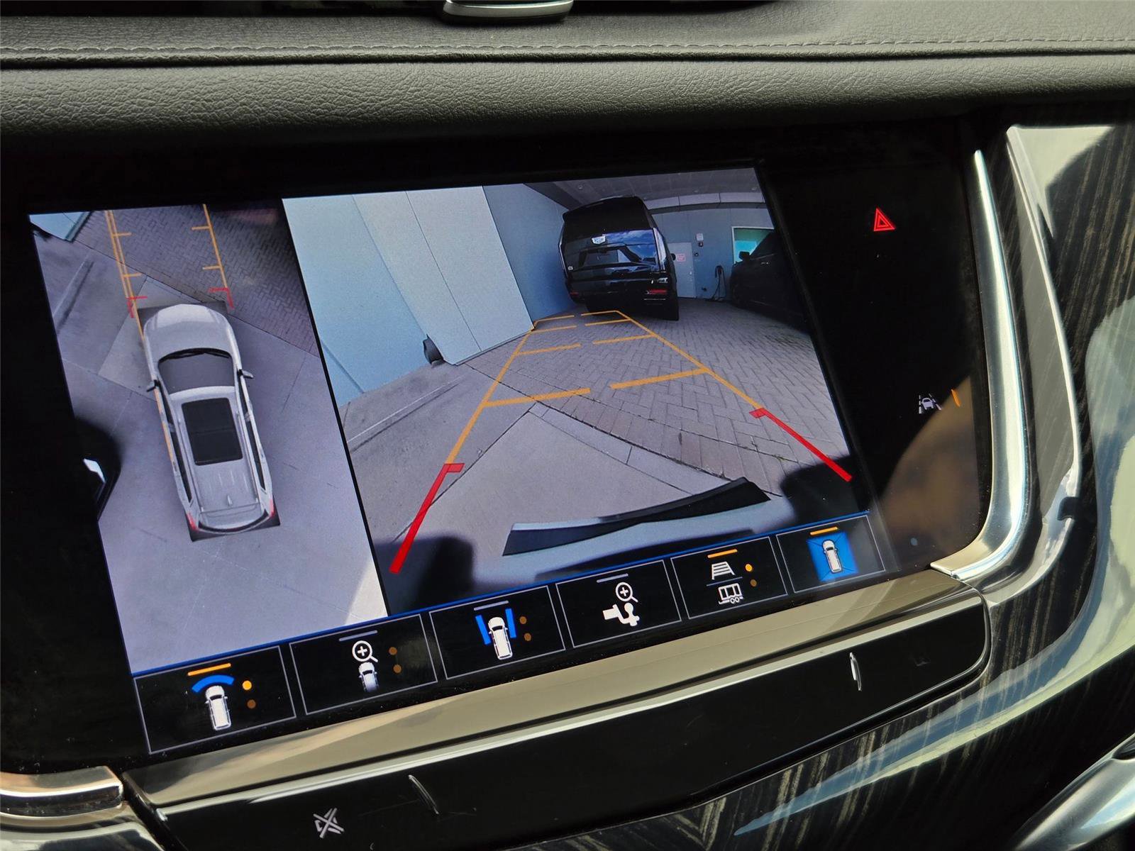 Used 2023 Cadillac XT6 Premium Luxury w/ Technology Package FWD image 19