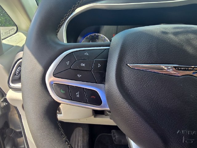 Used 2024 Chrysler Pacifica Touring-L FWD image 29