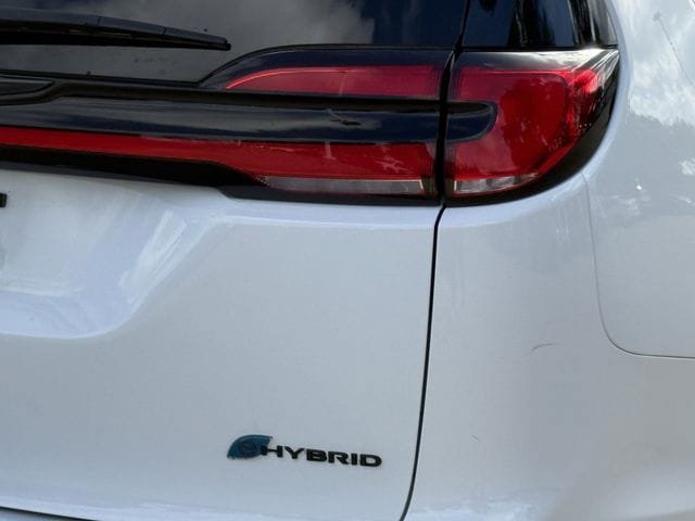 Used 2024 Chrysler Pacifica Limited FWD image 7