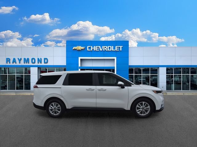 Used 2024 Kia Carnival LX FWD image 2