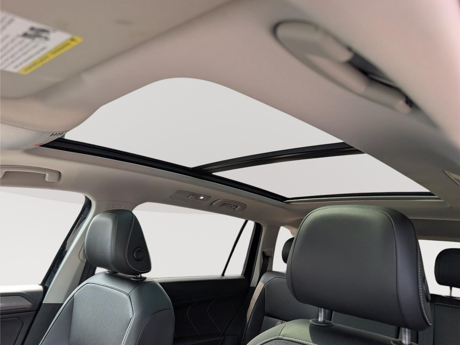 Used 2023 Volkswagen Tiguan SE w/ Panoramic Sunroof Package AWD/4WD image 26