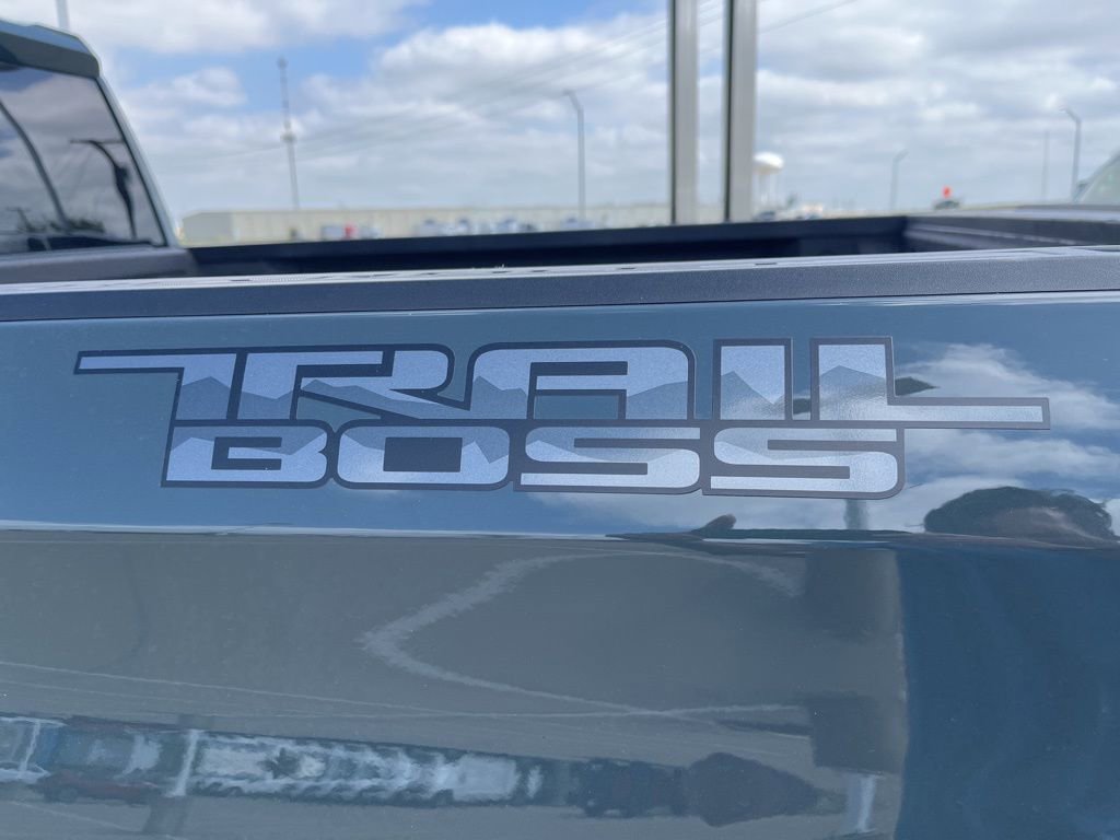 Used 2025 Chevrolet Silverado 1500 Custom Trail Boss w/ Dark Appearance Package image 5