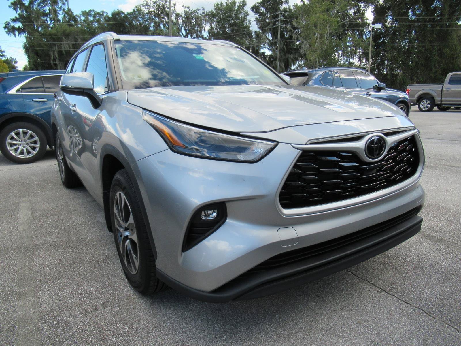 Used 2023 Toyota Highlander XLE FWD image 2