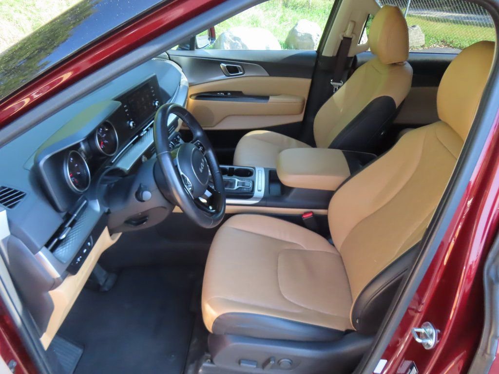 Used 2024 Kia Carnival LX FWD image 30