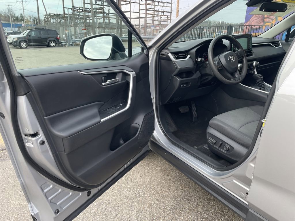 Used 2021 Toyota RAV4 XLE w/ Carpet Mat Package (TMS) image 14