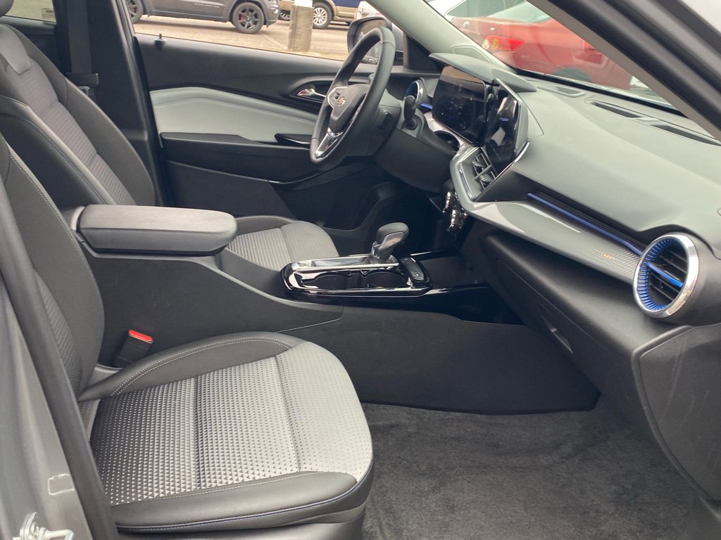 Used 2025 Chevrolet Trax LT w/ LT Convenience Package image 15