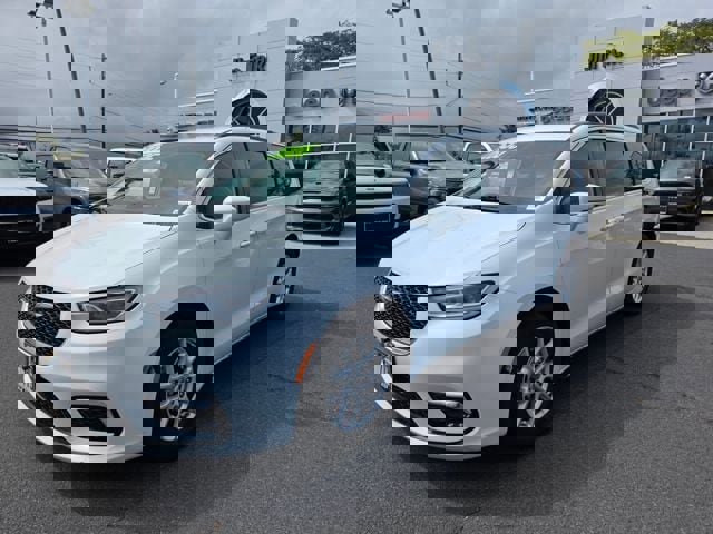 Used 2022 Chrysler Pacifica Touring-L image 3