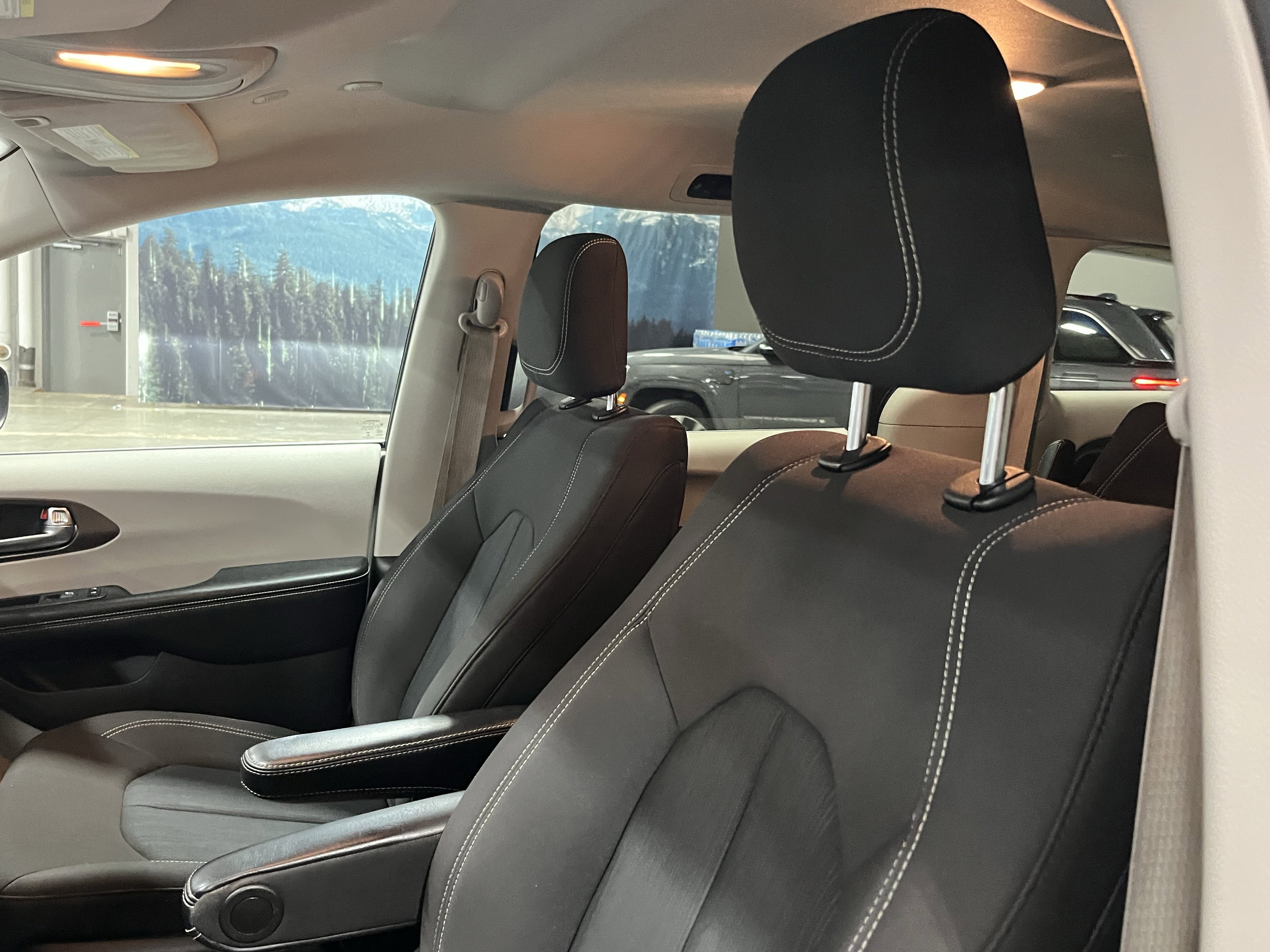 Used 2020 Chrysler Voyager L image 18