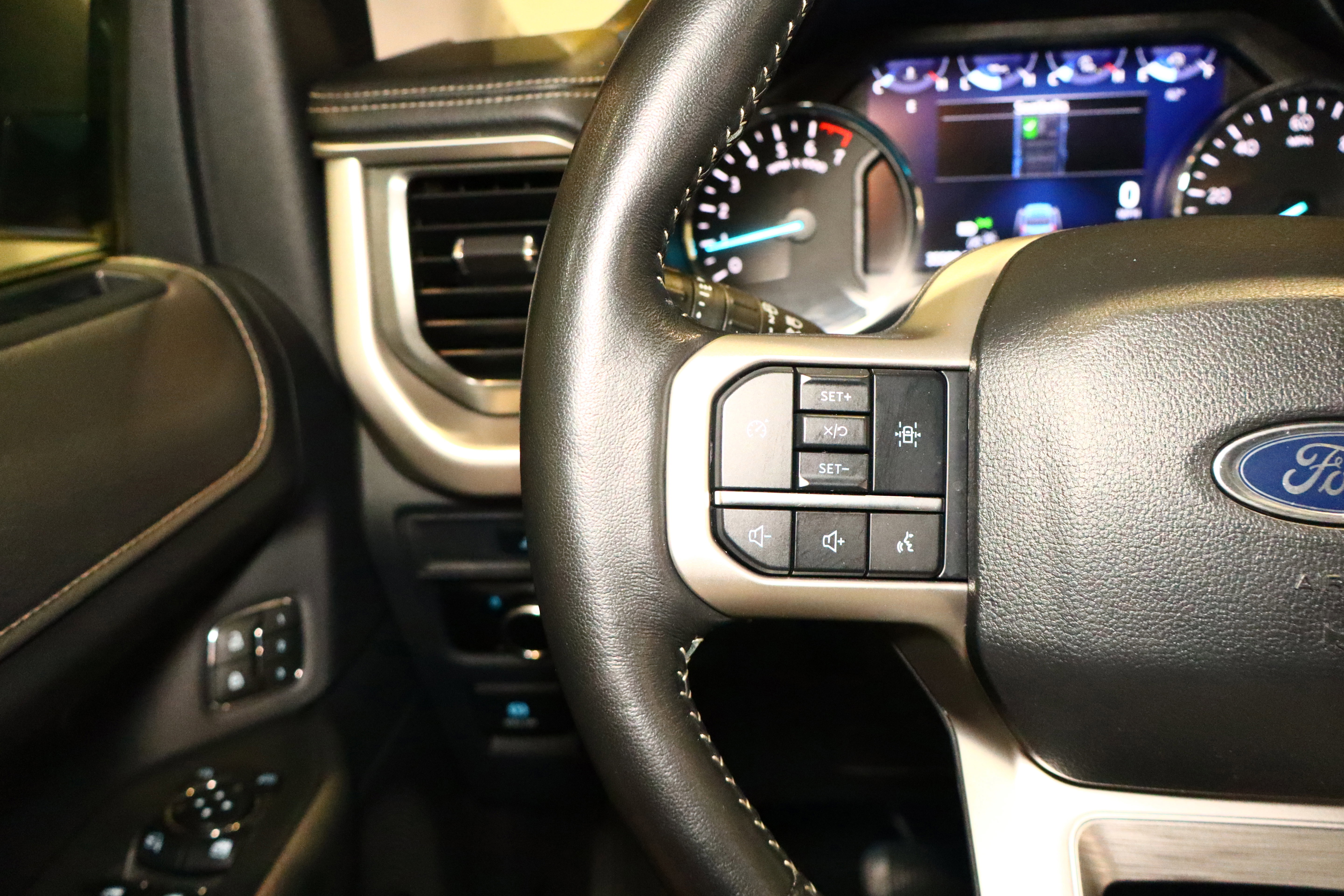 Used 2024 Ford Expedition XLT image 11